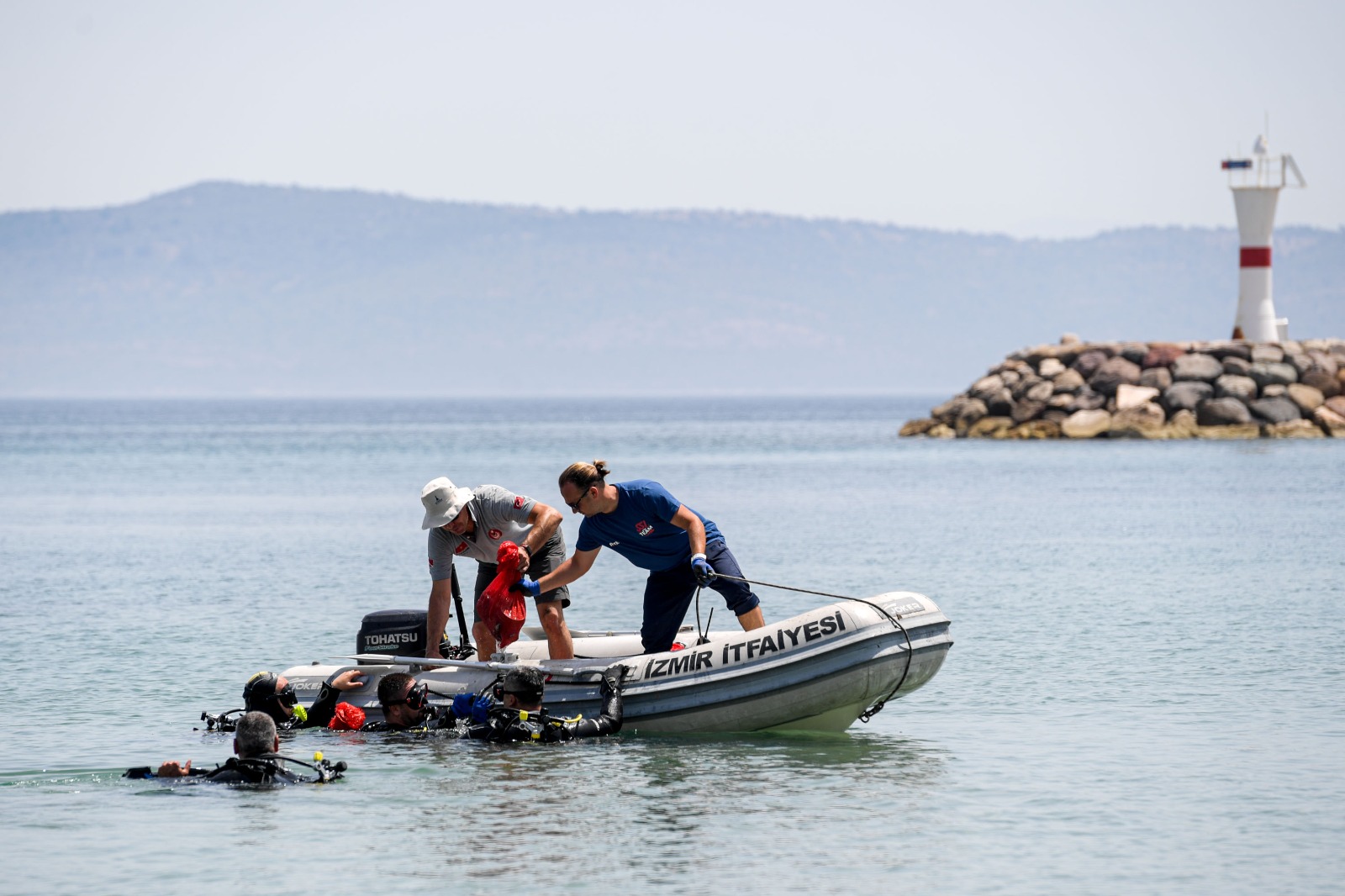 Mavi bayraklı plajda dalgıç destekli temizlik