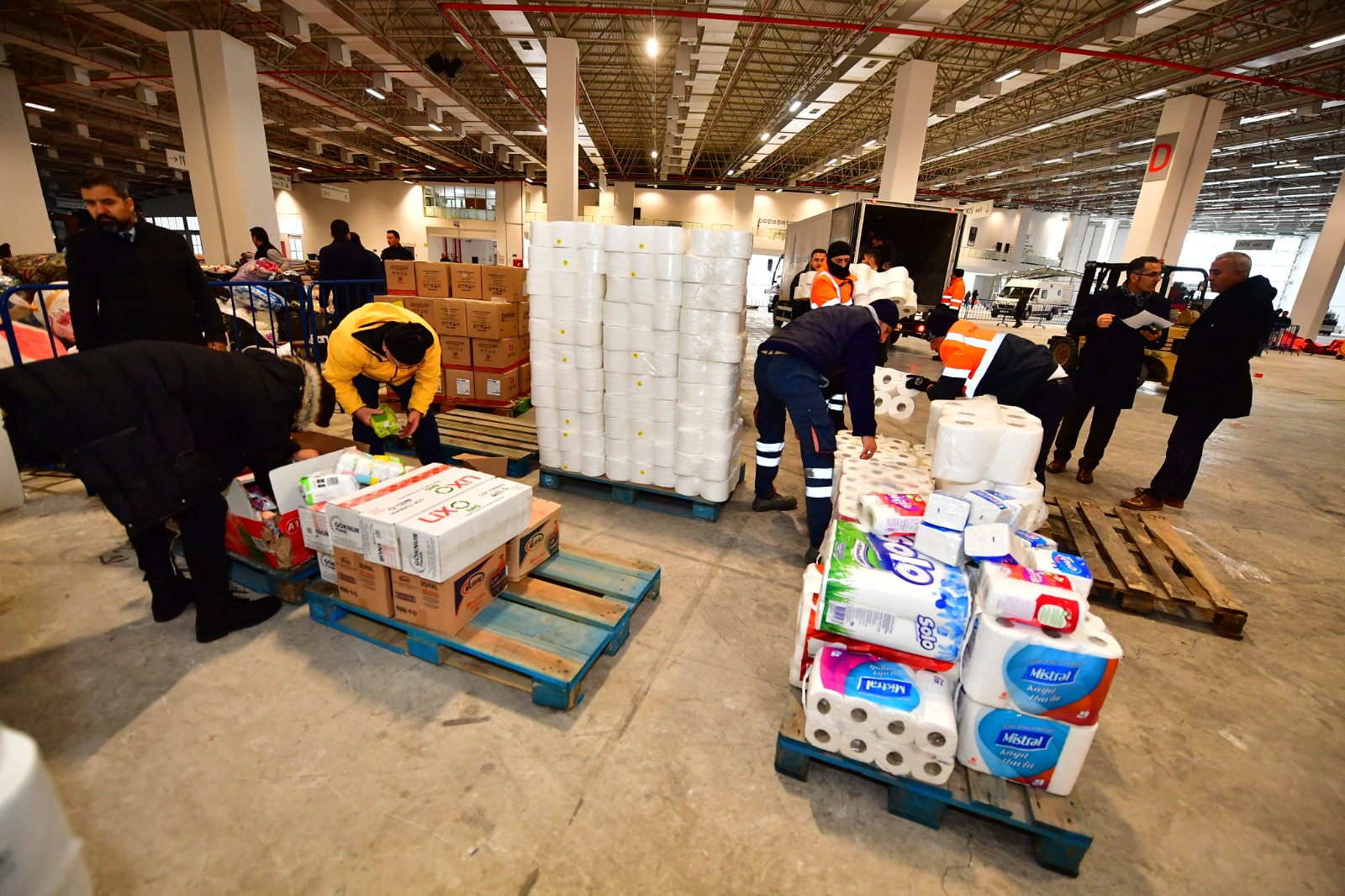 İzmirliler depremzedeler için tek yürek oldu