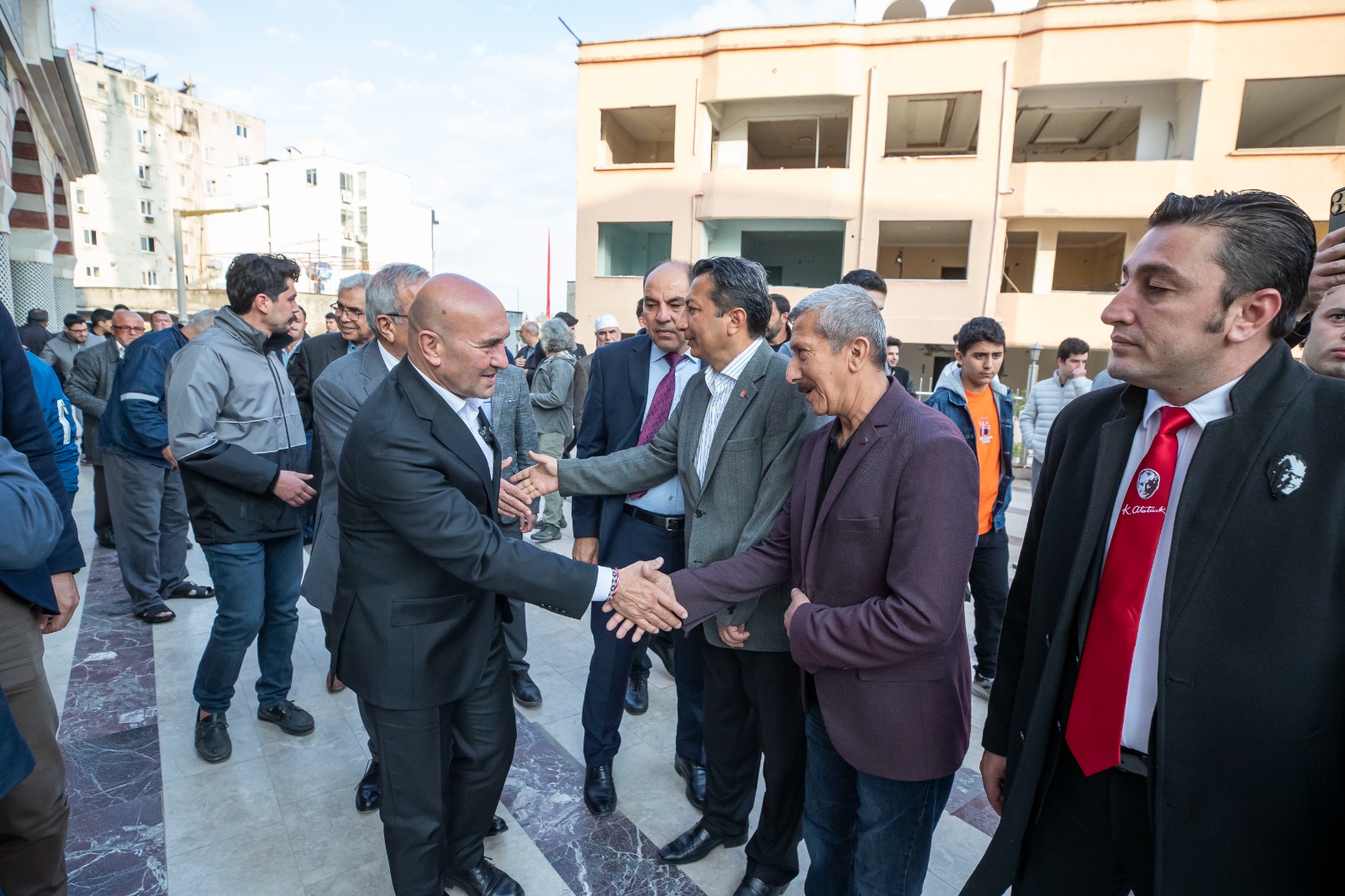 Başkan Soyer, bayramı Osmaniye'de depremzedelerle bir arada geçiriyor