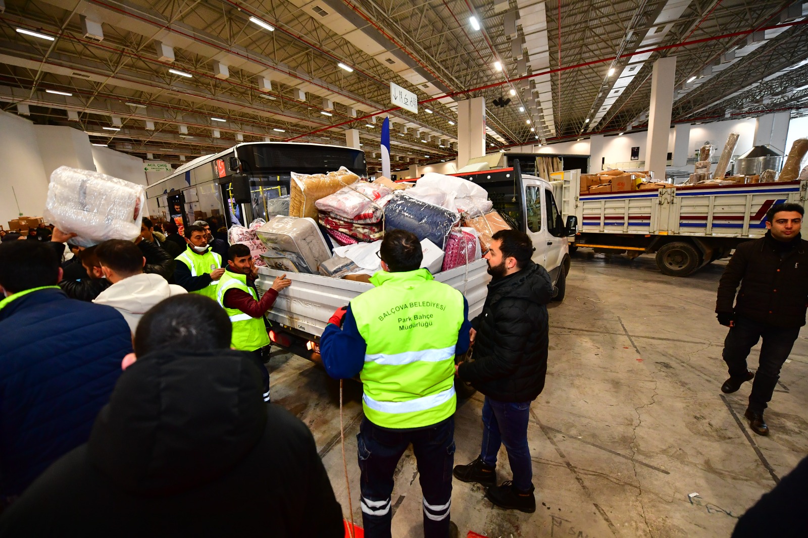 İzmirliler depremzedeler için tek yürek oldu