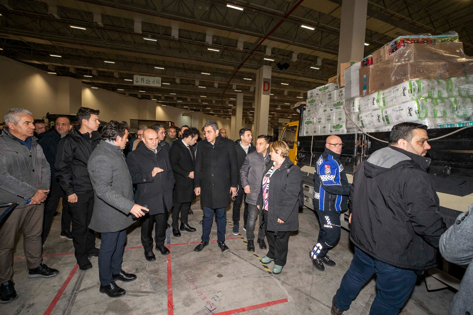 Başkan Soyer yardımların toplandığı Fuar İzmir'i ziyaret etti