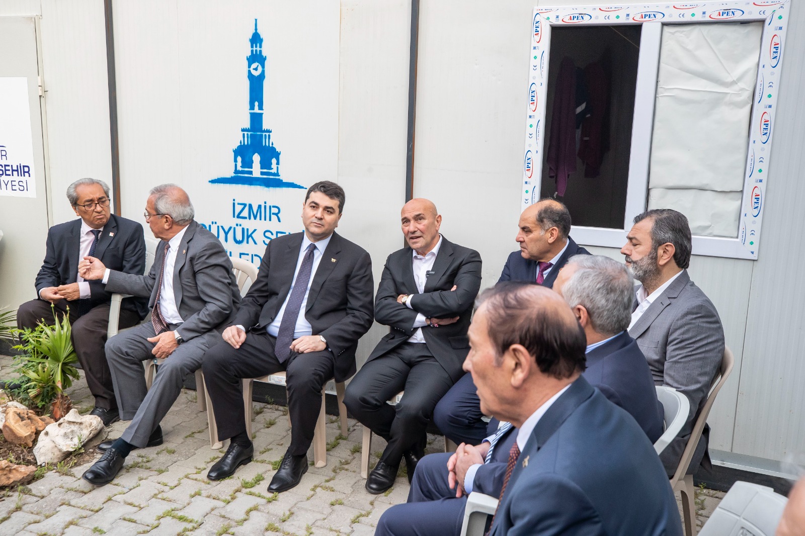 Başkan Soyer, bayramı Osmaniye'de depremzedelerle bir arada geçiriyor